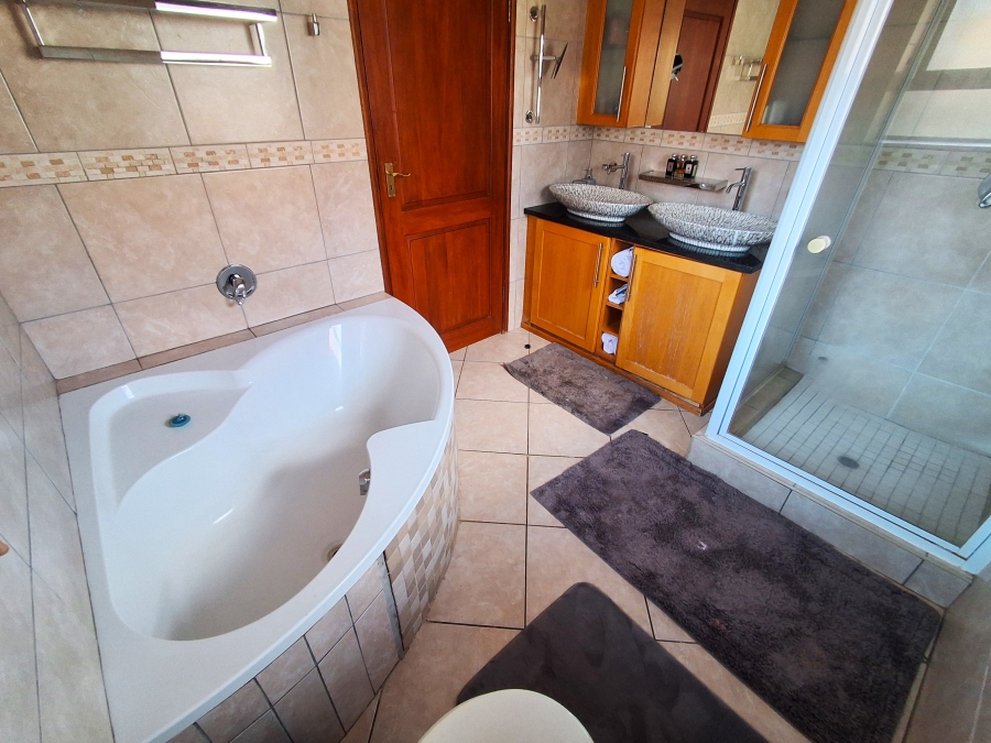 4 Bedroom Property for Sale in Ifafi North West